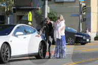 EXKLUSIV - Kate Hudson und Danny Fujikawa mit Baby Rani in Santa Monica unterwegs