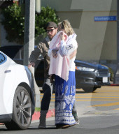 EXKLUSIV - Kate Hudson und Danny Fujikawa mit Baby Rani in Santa Monica unterwegs