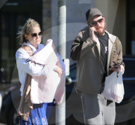 EXKLUSIV - Kate Hudson und Danny Fujikawa mit Baby Rani in Santa Monica unterwegs