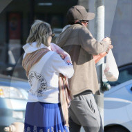 EXKLUSIV - Kate Hudson und Danny Fujikawa mit Baby Rani in Santa Monica unterwegs