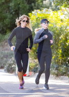 PEOPLE - Reese Witherspoon joggt durch die Nachbarschaft