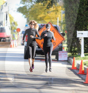 PEOPLE - Reese Witherspoon joggt durch die Nachbarschaft