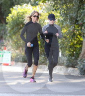 PEOPLE - Reese Witherspoon joggt durch die Nachbarschaft
