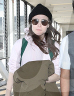 PEOPLE - Ellen Page hechtet durch den Flughafen