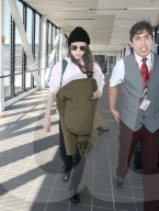PEOPLE - Ellen Page hechtet durch den Flughafen