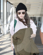 PEOPLE - Ellen Page hechtet durch den Flughafen