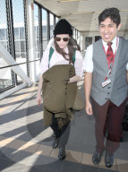 PEOPLE - Ellen Page hechtet durch den Flughafen