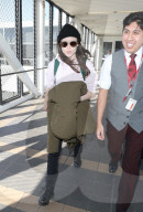 PEOPLE - Ellen Page hechtet durch den Flughafen
