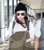 PEOPLE - Ellen Page hechtet durch den Flughafen