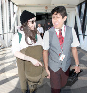 PEOPLE - Ellen Page hechtet durch den Flughafen