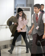 PEOPLE - Ellen Page hechtet durch den Flughafen