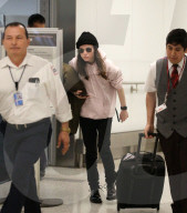 PEOPLE - Ellen Page hechtet durch den Flughafen