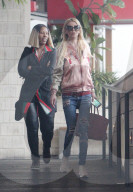 PEOPLE - Spindeldürre Tara Reid in Hollywood unterwegs