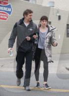 EXKLUSIV - Makeup-free: Milla Jovovich und Freund Paul in Hollywood unterwegs