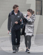 EXKLUSIV - Makeup-free: Milla Jovovich und Freund Paul in Hollywood unterwegs