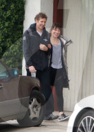 EXKLUSIV - Makeup-free: Milla Jovovich und Freund Paul in Hollywood unterwegs
