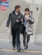 EXKLUSIV - Makeup-free: Milla Jovovich und Freund Paul in Hollywood unterwegs