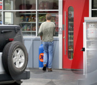 PEOPLE - Jennifer Garner's Freund John Miller gönnt sich ein Red Bull