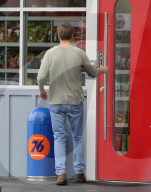 PEOPLE - Jennifer Garner's Freund John Miller gönnt sich ein Red Bull