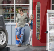 PEOPLE - Jennifer Garner's Freund John Miller gönnt sich ein Red Bull