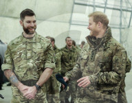 PEOPLE - Prinz Harry besucht britische Truppen beim Manöver Clockwork in Norwegen (weitere Bilder)