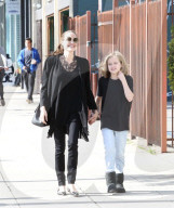 PEOPLE - Angelina Jolie vergnügt mit Tochter Vivienne unterwegs
