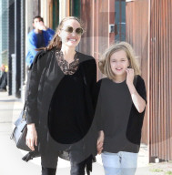 PEOPLE - Angelina Jolie vergnügt mit Tochter Vivienne unterwegs