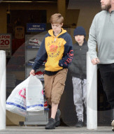 EXKLUSIV - Shiloh und Knox Jolie-Pitt kaufen preisgünstig Sportsachen ein