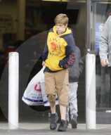EXKLUSIV - Shiloh und Knox Jolie-Pitt kaufen preisgünstig Sportsachen ein