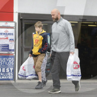 EXKLUSIV - Shiloh und Knox Jolie-Pitt kaufen preisgünstig Sportsachen ein