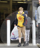 EXKLUSIV - Shiloh und Knox Jolie-Pitt kaufen preisgünstig Sportsachen ein