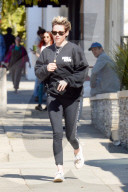 PEOPLE - Kristen Stewart und Freundin holen sich einen gesunden Saft