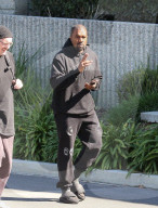 PEOPLE - Kanye West in schwarzem Trainingsanzug unterwegs