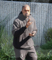 PEOPLE - Kanye West in schwarzem Trainingsanzug unterwegs