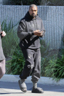 PEOPLE - Kanye West in schwarzem Trainingsanzug unterwegs