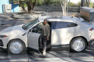 PEOPLE - Kanye West in schwarzem Trainingsanzug unterwegs