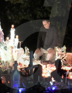 PEOPLE - Jean Reno am Grab von Johnny Hallyday auf St-Barth