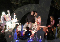 PEOPLE - Jean Reno am Grab von Johnny Hallyday auf St-Barth