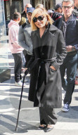 PEOPLE - Selma Blair geht nach MS-Diagnose am STock