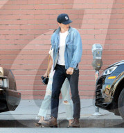 PEOPLE - Vanessa Hudgens luncht mit Freund Austin in Los Angeles