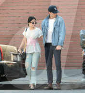 PEOPLE - Vanessa Hudgens luncht mit Freund Austin in Los Angeles