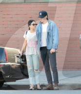 PEOPLE - Vanessa Hudgens luncht mit Freund Austin in Los Angeles