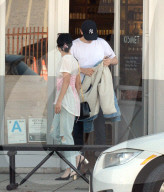 PEOPLE - Vanessa Hudgens luncht mit Freund Austin in Los Angeles