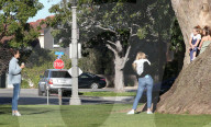 PEOPLE - Alessandra Ambrosio chillts mit einer Freundin im Park