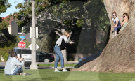 PEOPLE - Alessandra Ambrosio chillts mit einer Freundin im Park