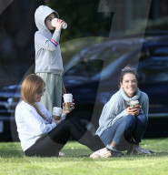 PEOPLE - Alessandra Ambrosio chillts mit einer Freundin im Park