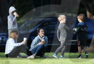 PEOPLE - Alessandra Ambrosio chillts mit einer Freundin im Park