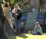 PEOPLE - Alessandra Ambrosio chillts mit einer Freundin im Park