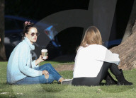 PEOPLE - Alessandra Ambrosio chillts mit einer Freundin im Park