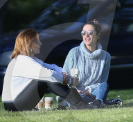PEOPLE - Alessandra Ambrosio chillts mit einer Freundin im Park